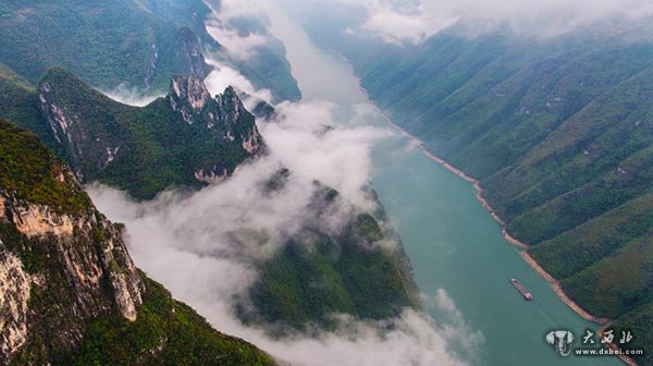 雨后航拍长江三峡烟雨美景 云雾漫青山