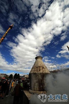 6月8日，大昭寺前桑烟缭绕。新华社记者 觉果 摄