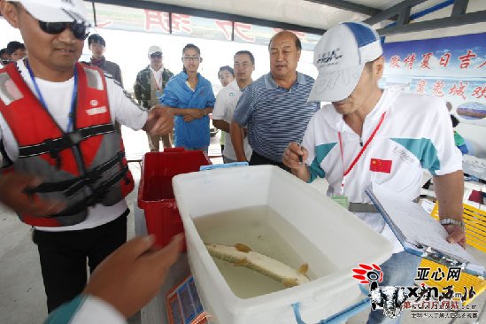 首届新疆路亚船钓公开赛在福海县乌伦古湖举行