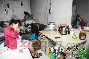 　　孩子的父亲不见了踪影，小张一个人挺着大肚子不知如何是好