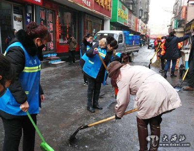 紧急抢修辖区结冰路面 社区保障居民出行安全