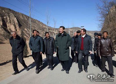 习近平在延安市延川县文安驿镇梁家河村看望村民，并就老区脱贫致富进行实地调研