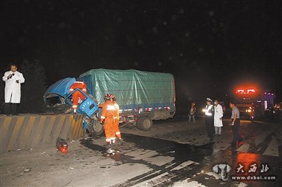 夜间乱用灯光 货车撞上铁路桥墩