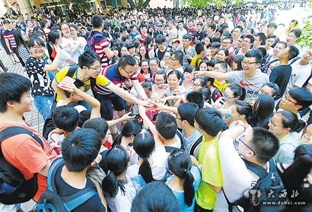 班主任连跑3家银行换零钱 给高考生送祝福红包